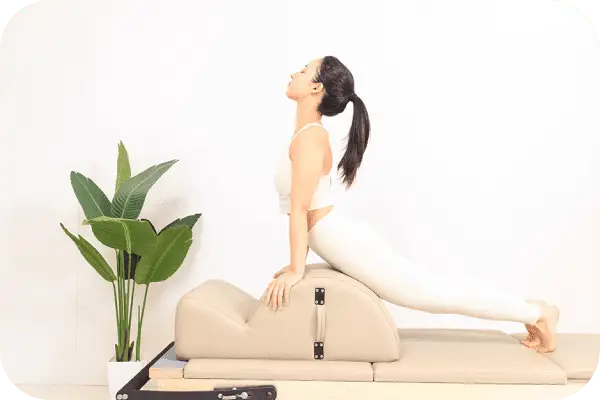 女性がマシーンを使ってストレッチをしている画像