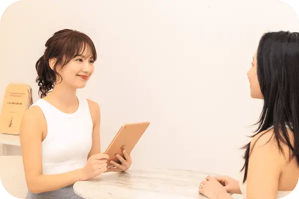 向かい合って話している女性達の画像
