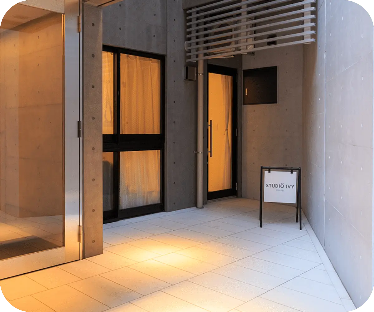 オレンジの灯りがついた建物の入り口の画像