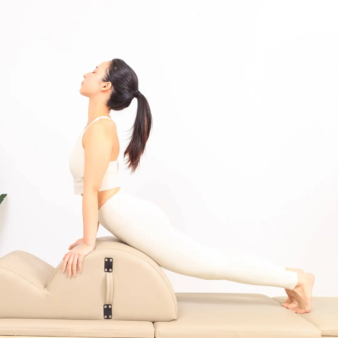 マシーンを使ってストレッチをしている女性の画像
